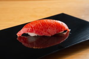 名店「秦野よしき」仕込みの寿司が食べられる立ち食い寿司「立喰 鮨となり」の画像