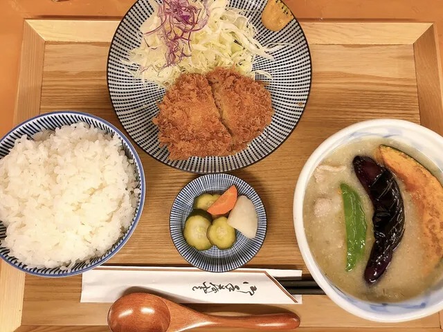 〈New Open News〉「とんかつ檍」のブランド豚と野菜たっぷりの「とん汁」定食（東京・京急蒲田）の画像