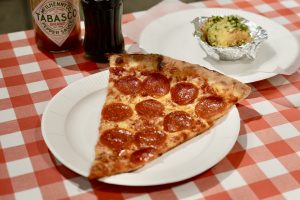 サクサクモッチリの生地が絶品！ でっかいニューヨークスタイルピザを頬張る幸せの画像