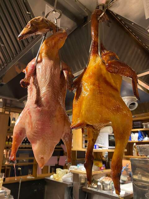窯で焼く鴨と鶏