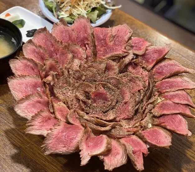 〈New Open News〉めくるめく肉の花が咲く！ 名物ローストビーフ丼の人気店が移転オープン（東京・武蔵小山）の画像
