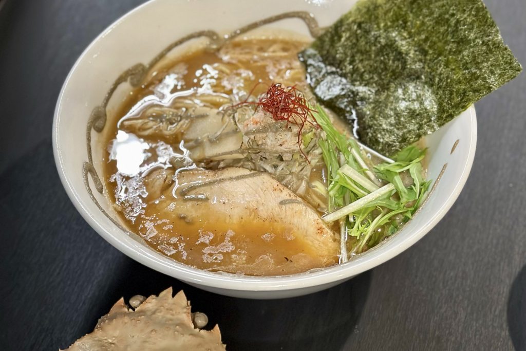 〈秋山具義の今月のNEW麺〉蟹味噌も味わえる濃厚な蟹白湯らあめんの画像