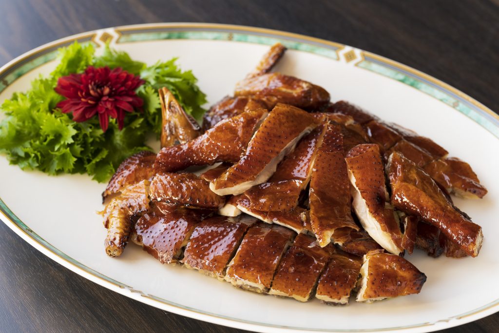 GINZA SIXで人気の中国料理店がお台場にオープン！ 癖になる食感が魅力の鶏のクリスピー姿揚げの画像
