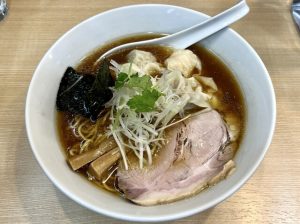 〈New Open News〉名店「八雲」出身の店主が作るジューシー、プリプリのワンタン麺は必食のおいしさ（東京・本郷三丁目）の画像