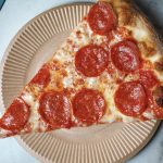 〈食べログ3.5以下のうまい店〉食べ慣れた大人が「うまい！」と唸る、NYスタイルの本格ピザが麻布十番の駅近で楽しめる