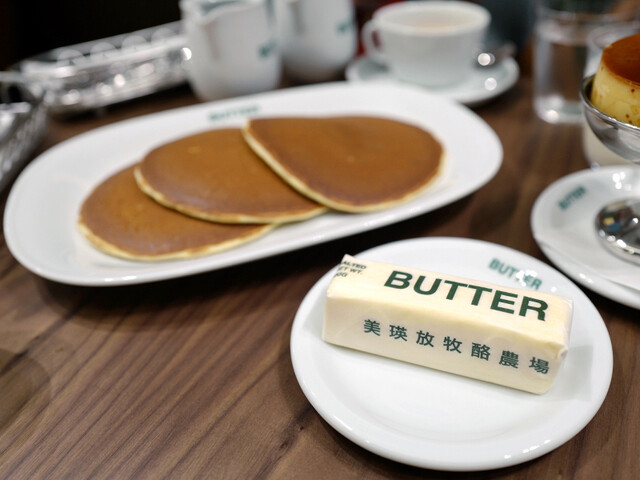 作りたてのバターをたっぷり塗って……背徳の味にうっとりするパンケーキ（東京・二重橋前）の画像