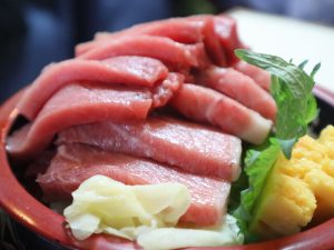 この大トロの厚みを見よ！ 連日行列の海鮮丼店はコスパもすごい（東京・岩本町）の画像