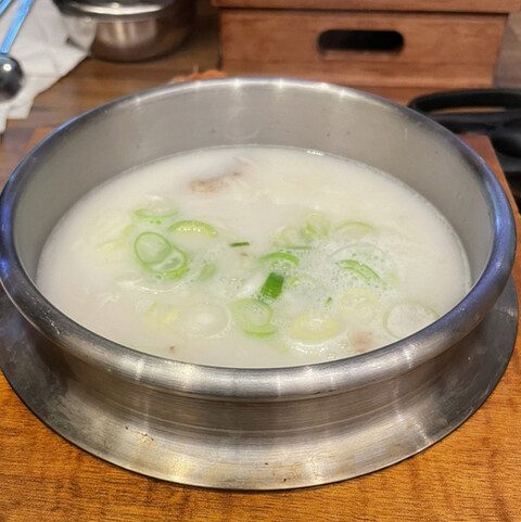 コラーゲンたっぷり！ 韓国料理界のカリスマが作った絶品牛骨スープにハマる（東京・新大久保）の画像