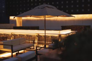 シャネル銀座ビル屋上にルーフトップバーがオープン！ 美酒と可愛らしいスイーツで極上のひとときを（東京・銀座）の画像