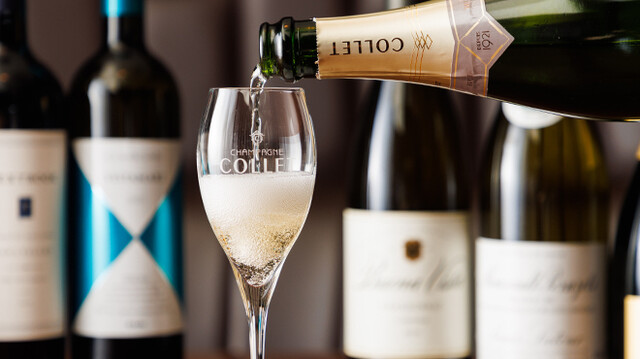 串揚げはシャンパンとの相性も抜群です。ソムリエ厳選ワイン、2,000円から