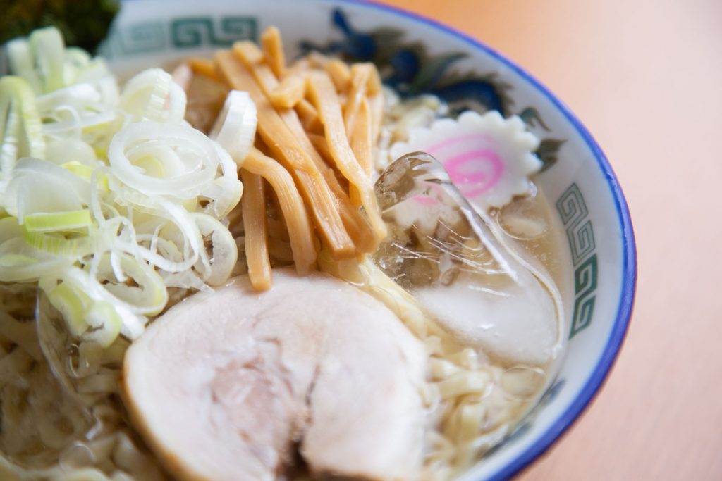 夏季限定！ 絶品スープとゴワゴワ麺にKO必至の「冷しラーメン」の画像