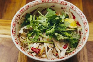 〈食べログ3.5以下のうまい店〉本格派のベトナム料理を勝どきで堪能！ 新鮮なハーブと現地仕込みの可愛い器に心をつかまれるの画像