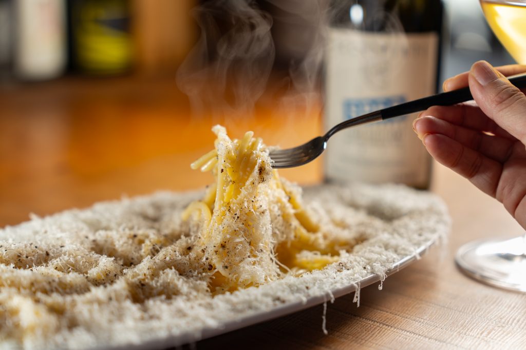 粉雪チーズがパスタにからむ魅惑のビジュアル！ コース4,800円〜のコスパ抜群で自然派ワイン豊富なイタリアンが川崎にあったの画像
