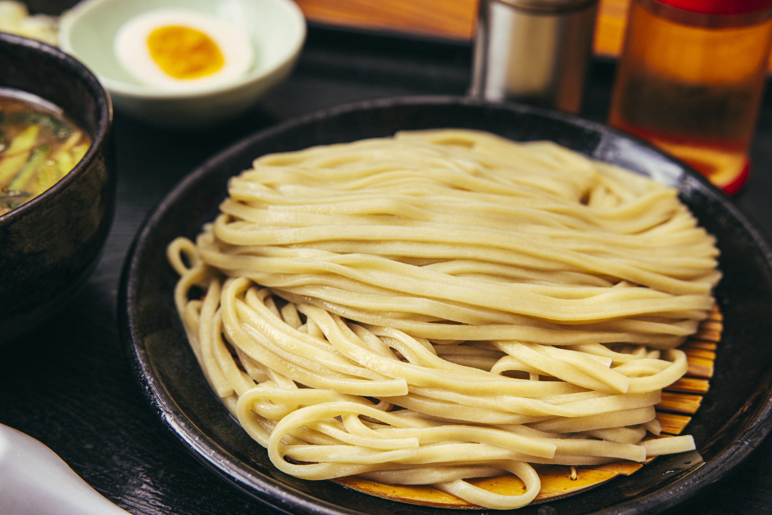 新感覚ののどごしとコシに感動！ 唯一無二の麺に、日本中のうどん好きが列を成す！ | 食べログマガジン
