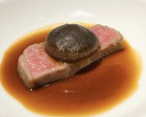 人気インスタグラマーが教える最高の一皿は、とろける牛肉とグレービーソースが絶品「黒毛和牛ステーキ」の画像
