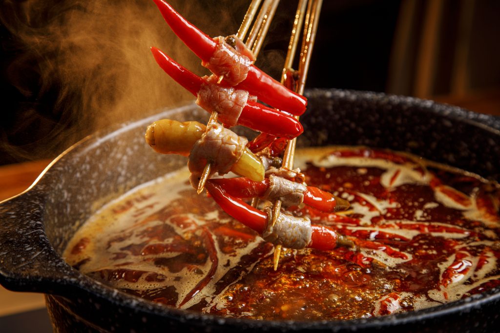 灼熱の麻辣スープに串を沈めてめしあがれ！ 辛党にはたまらない本格派の火鍋が横浜中華街にありの画像
