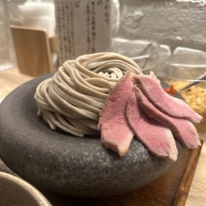 「駄目な隣人」プロデュース！ つけスタイルで味わう、もちもち太麺のそば（東京・明治神宮前）の画像