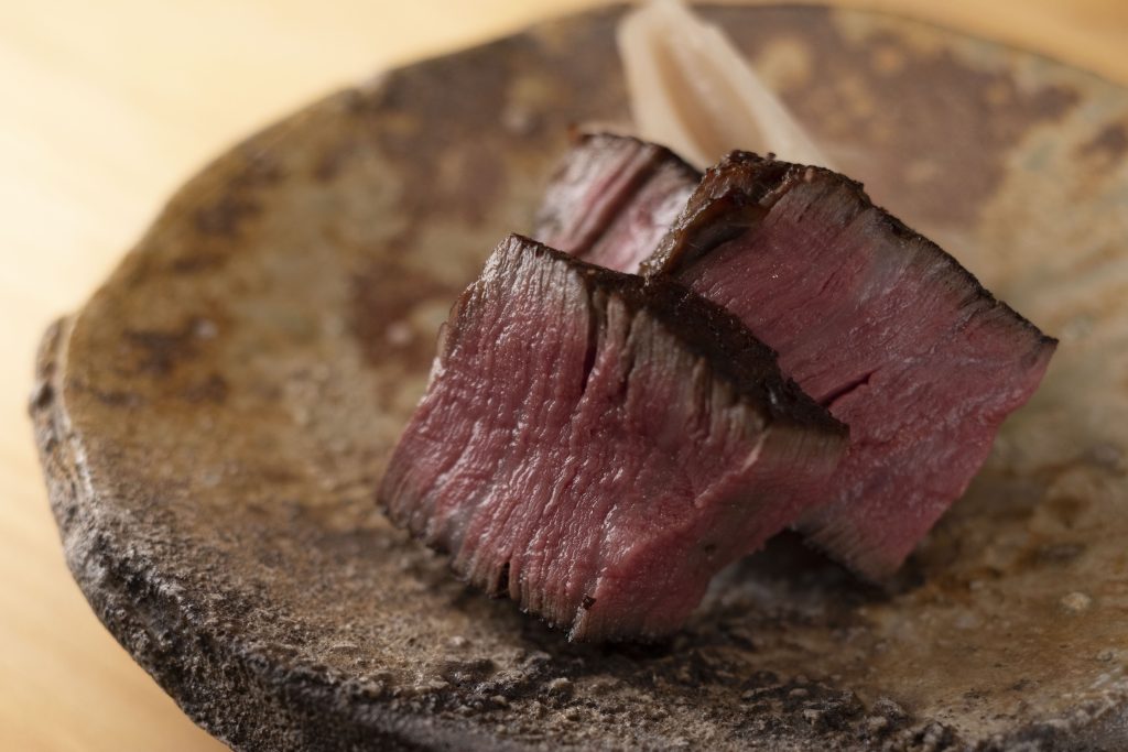 肉にこだわる定番牛タンも健在！ 京都の肉割烹「にくの匠 三芳」がリニューアルの画像