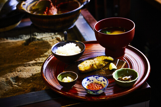 ご飯とみそ汁、おかずが並んだ日本の伝統的な食のスタイル