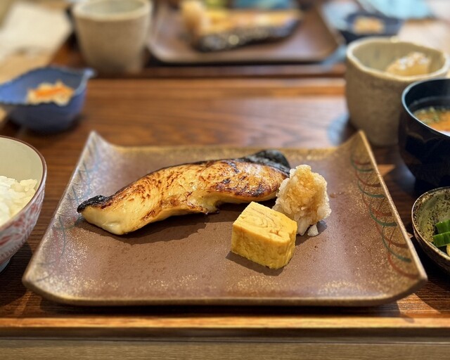 食べログ 百名店「赤坂とゝや魚新」初の姉妹店が誕生。レベルの高い魚料理をリーズナブルに（東京・赤坂）の画像