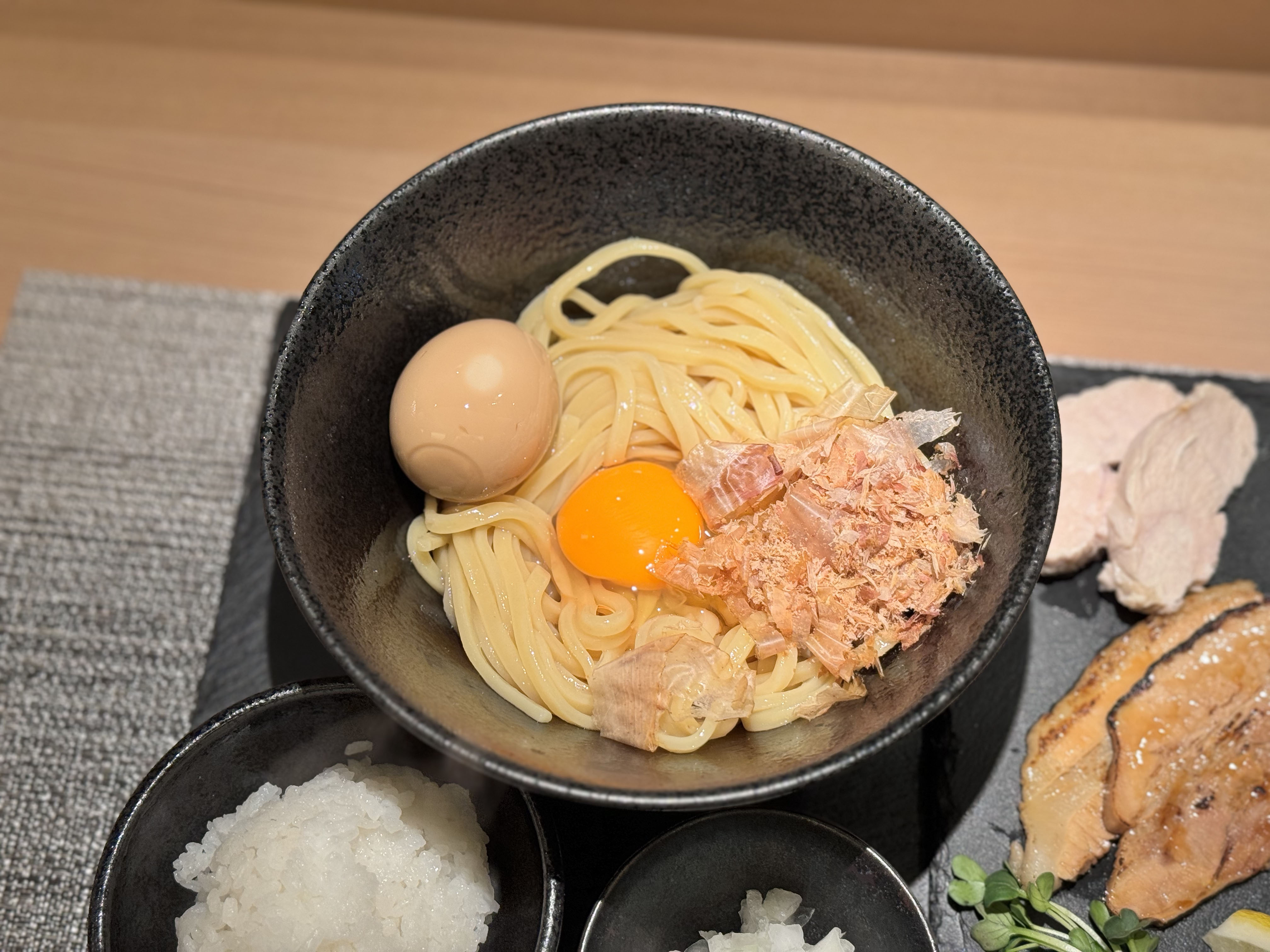 〈秋山具義の今月のNEW麺〉ラーメンはTKMがブームの兆し！ 味変も楽しめるモチモチ麺の画像