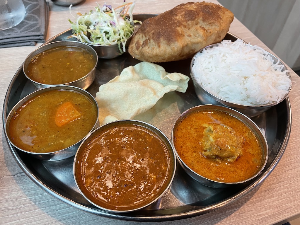 まずはランチの日替わりカレーからトライ！ 八重洲の人気南インド料理店「ダクシン」が大手町に華麗なる移転の画像