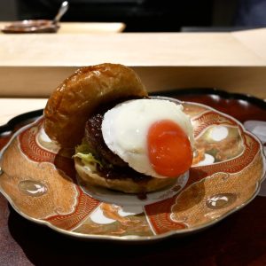 薪の香りに包まれて味わう、絶品薪焼きハンバーガー（東京・赤坂見附）の画像