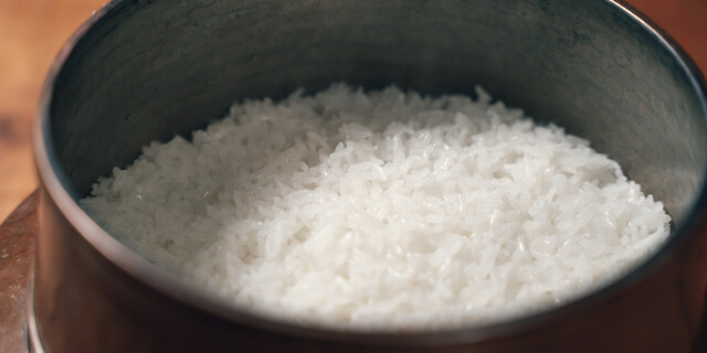 炊きたてご飯。米は自分たちで栽培。炊く釜も土鍋、鉄釜など季節によって使い分けている