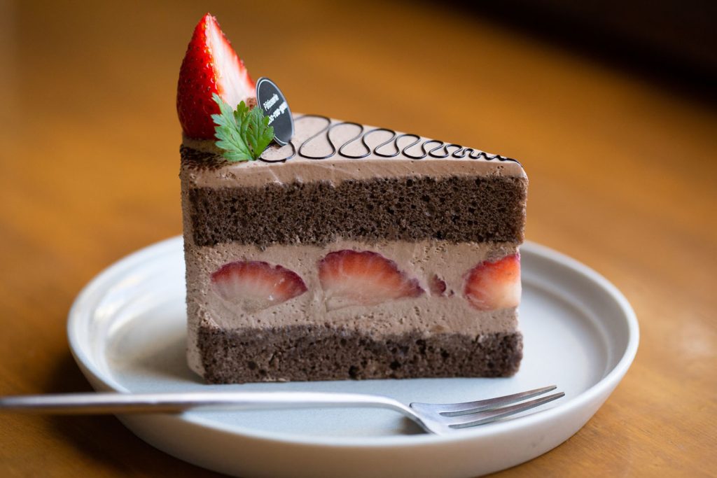 スイーツのプロ推薦！ 絶品ショコラショートケーキの要は、どっしり構えたスポンジだった!!!の画像
