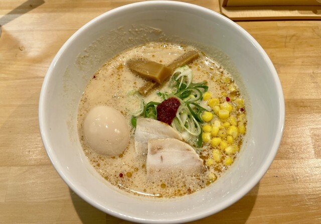 鶏がらベースの味噌ダレが人気！ 自家製にこだわった「白味噌拉麺」（東京・大門）の画像