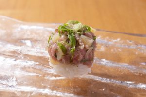 進化したネギトロは必食！ おまかせコースが9,000円で楽しめる、大阪・中央大通沿いの寿司店の画像
