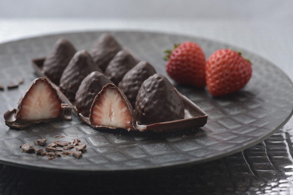 チョコの中から丸ごといちご♡ 今、青山で行列のできるチョコレートショップの画像