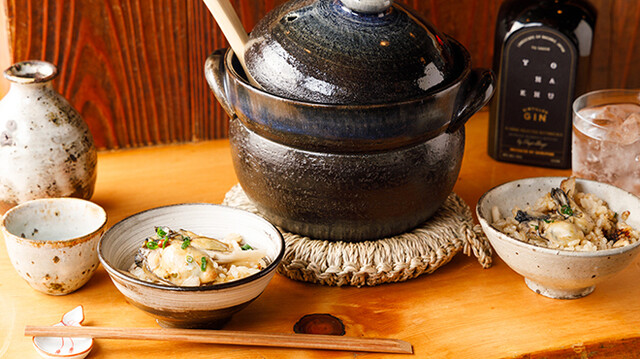 炊きたてを味わう土鍋ご飯。写真は「牡蠣と舞茸の土鍋ごはん」2,200円。「アジア風 かしわ土鍋ごはん」は2,000円