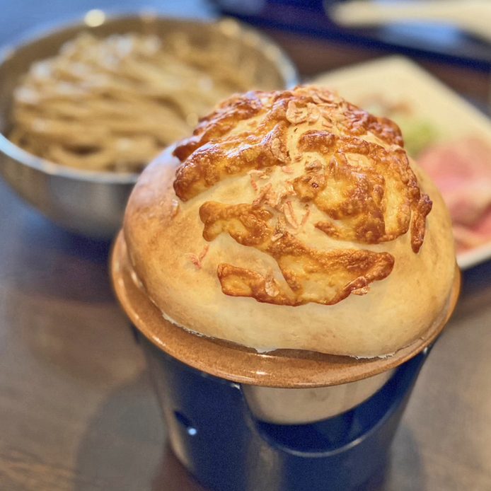 圧倒的なビジュアル！ 濃厚スープをパイに包んで焼き上げたポットパイつけ麺（神奈川・平塚）の画像
