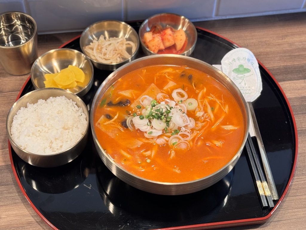 〈秋山具義の今月のNEW麺〉済州島の人気店が東京上陸！ 海鮮のだしが利いた旨辛うどんの画像