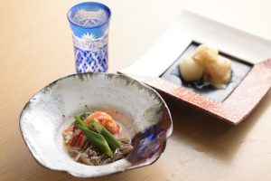 京都・中京区にある食堂を超えた食堂。京都市中央市場の魚屋が腕を振るう魚料理や肉料理を気さくに味わって！の画像