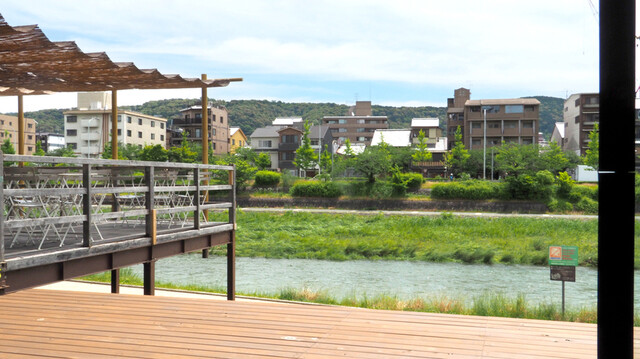 店内から一望できる鴨川