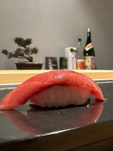 自慢のマグロは赤身と中トロの2種類いただけます