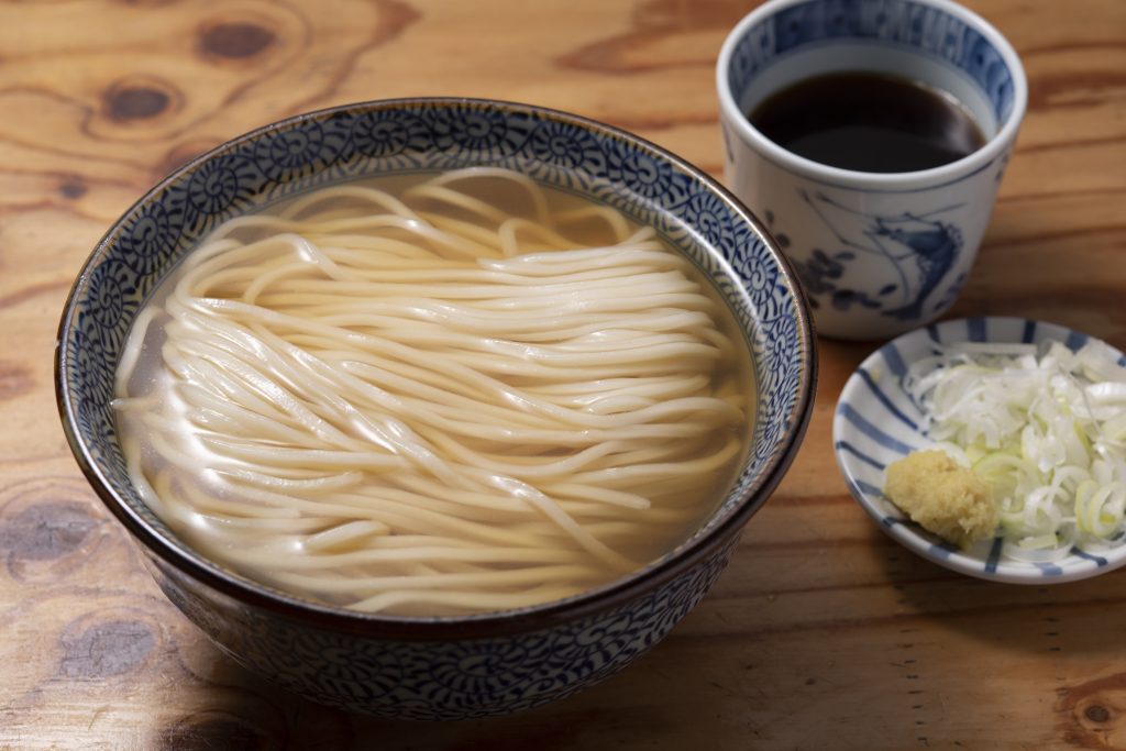 関西讃岐うどん界の雄が作る、冷かけうどん×つけ出汁の新スタイル。キンキンに冷えた「ひやし」を大阪・難波で味わって！の画像