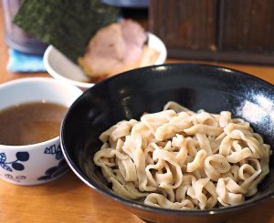 力強い自家製平打ち極太麺にやみつき！ 麺マニアによる、メニューによって小麦を変えるラーメン（東京・三河島）の画像