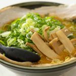 京都・伏見で食べる、とろとろチャーシューがてんこ盛りな「特製みそラーメン」。みその風味が芳醇な一杯をぜひ堪能して