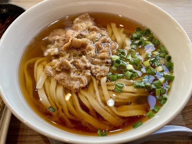 うどん好きにおすすめ。黄金スープとツルモチ食感の自家製麺がたまらない！ （東京・内幸町）