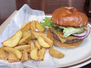 パン屋ならではのモッチリバンズのハンバーガーも味わえる。人気の「まん福ベーカリー」の姉妹店（大阪・本町）の画像