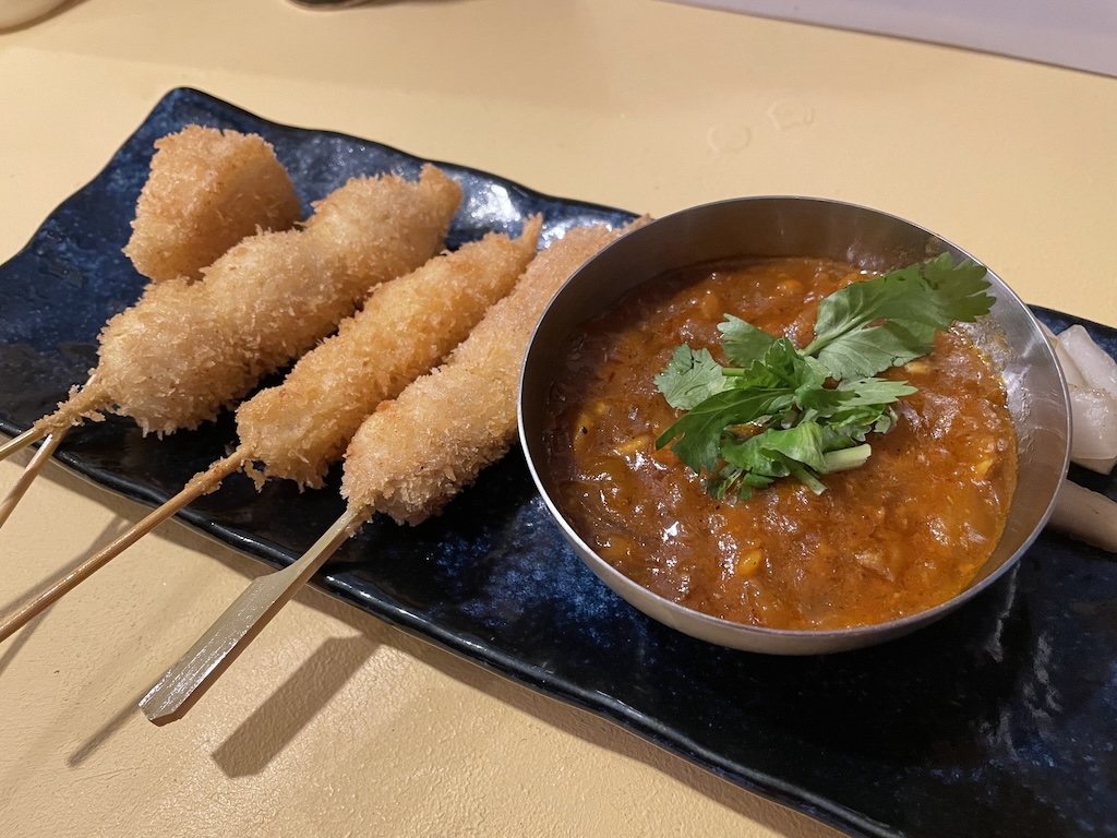 ソースの代わりにカレー!? 祖師ヶ谷大蔵にカレー串カツ専門店が誕生