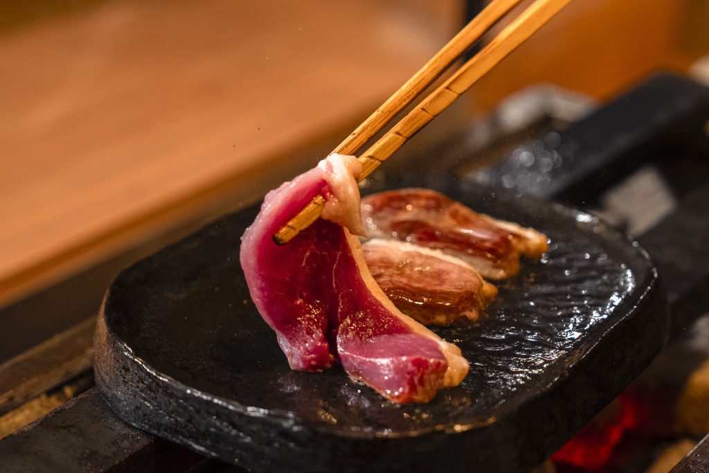 「⽟鋼鉄板」で焼き上げる「焼き鴨」にうっとり。大人の胃袋を喜ばせる鴨料理の画像