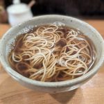 「並木藪蕎麦」出身の人気店が移転！ 「かけそば」は極上のだしが香る（東京・入谷）