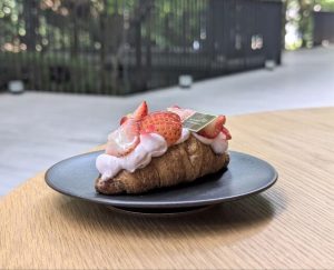 生クロワッサンが大人気！ 都会の喧騒を忘れる緑に囲まれた癒やしのカフェ（東京・原宿）の画像