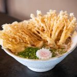 京都・清水五条の行列のできるネオ立ち食いそば店！ ボリューム満点＆サクサク食感のエノキダケ天そばを楽しめるのはここだけ！