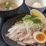 ラーメンの人気グループの新業態！ 京都にできた「セアブラノ神 slurp」のイベリコ豚つけ麺は1杯で5度楽しめる