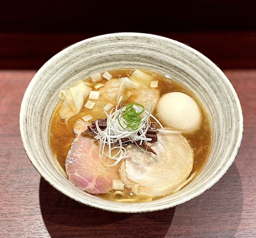 ラーメン好きをとりこにする一杯！ 炭火で薫香をまとわせた、つるし焼きのチャーシューが絶品（東京・亀戸水神）の画像